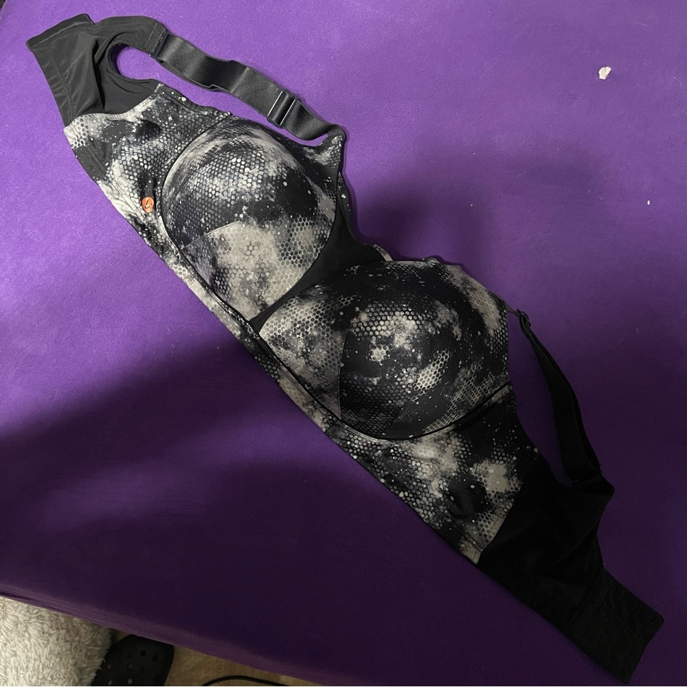 Livi Active Black & White Patterned Sports Bra